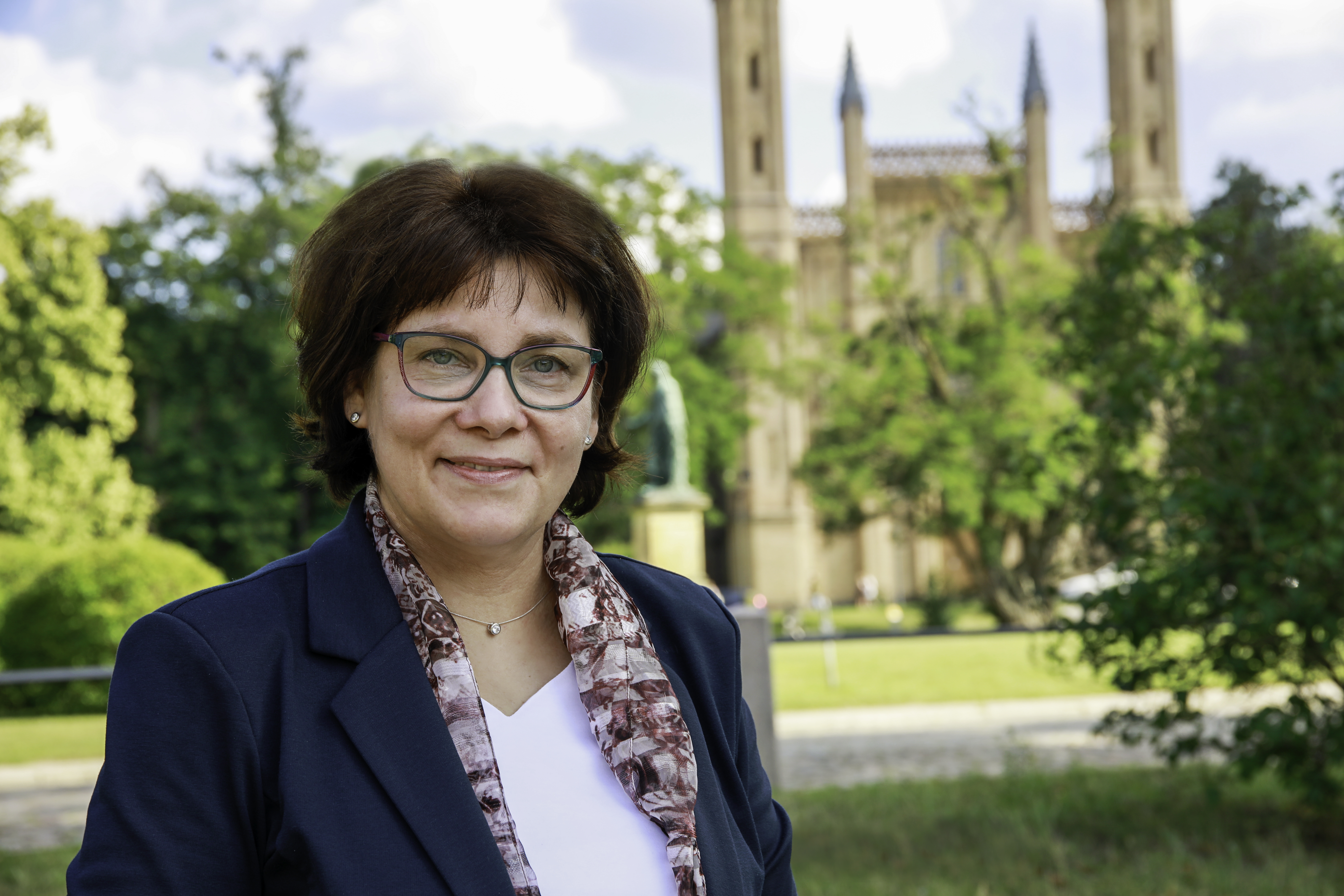 Monique Gundermann vor einer Kirche in der Mecklenburgischen Seenplatte
